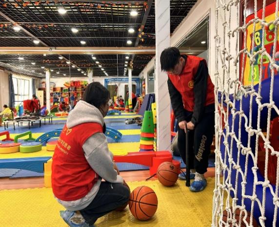 图片包含 人, 室内, 建筑, 男人描述已自动生成