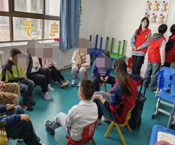 小孩们在房间里低可信度描述已自动生成