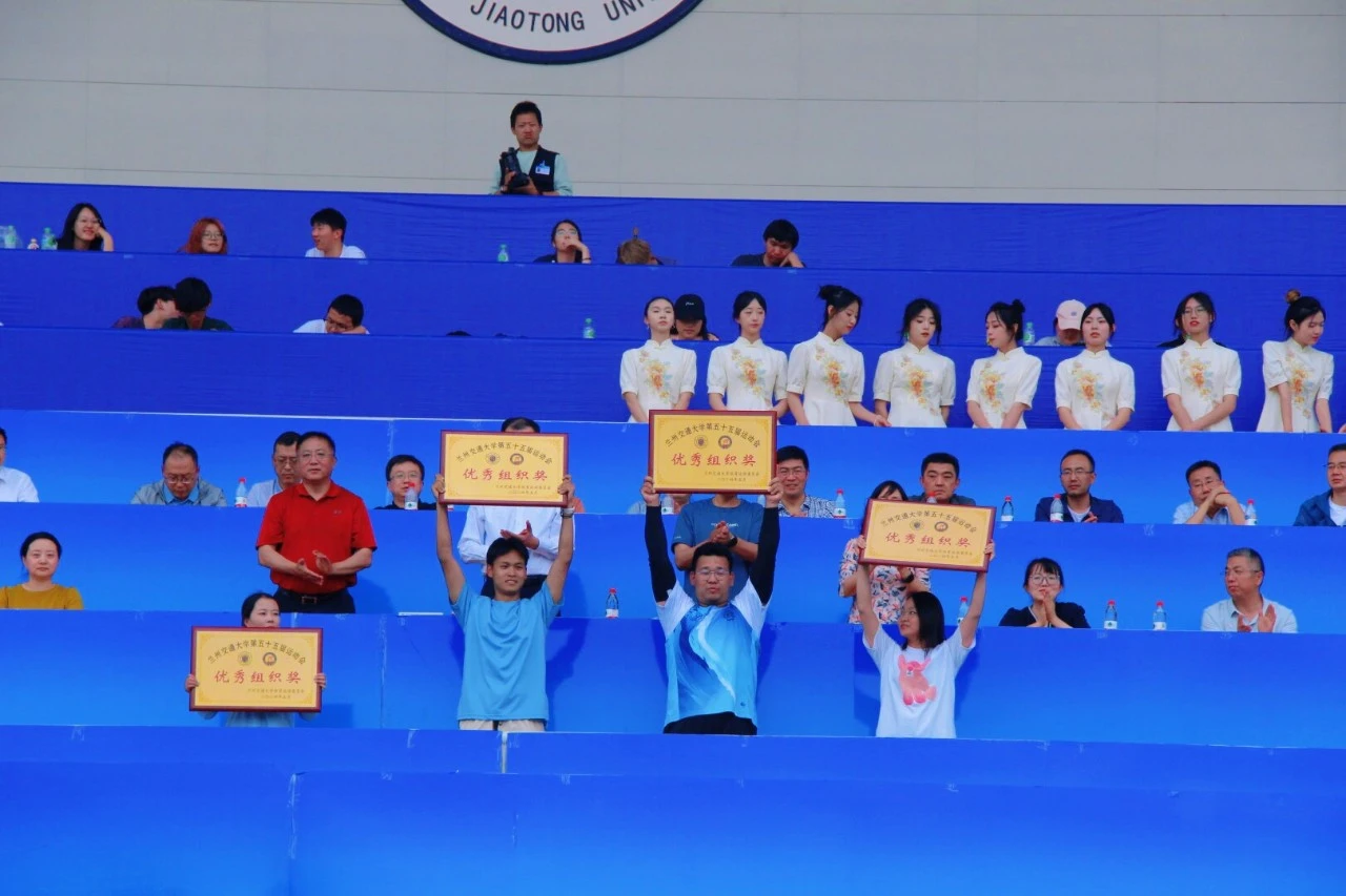 drag1792086867180584874