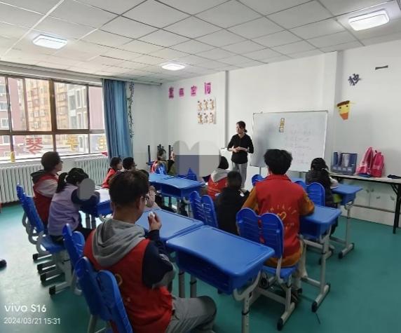 蓝色房间里的一群人描述已自动生成